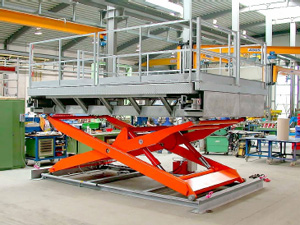 Castillete en periodo de pruebas en fábrica, con las plataformas extensibles recogidas.