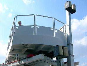 Vista delantera de la plataforma, donde se pueden apreciar los brazos telescópicos prensores de la línea eléctrica.