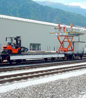Castillete montado sobre vagón, con las plataformas laterales extendidas.