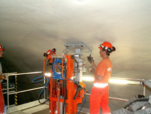 Vista desde la plataforma, con el castillete elevado, para la instalación de una catenaria en el interior de un túnel.